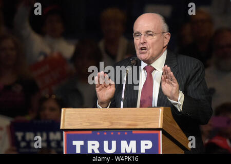 Rudy Giuliani spricht während einer Rallye für Donald Trump in der Mohegan Sun Arena in Wilkes-Barre, Pennsylvania. Stockfoto