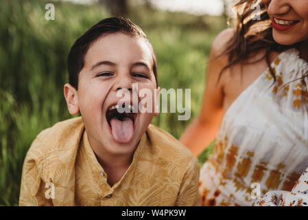 Nahaufnahme, Porträt des jungen seine Zunge heraus Stockfoto