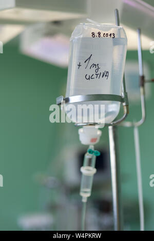 IV-Beutel hängen an einem Metallmast im Zimmer Stockfoto