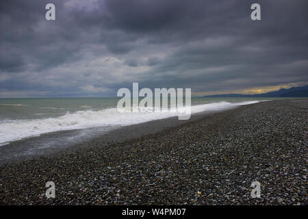 Dunkle Sonnenuntergang über dem Schwarzen Meer in Batumi, Georgien Stockfoto