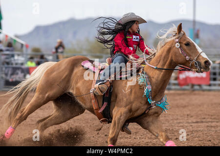 Eine junge Frau reitet in die Barrel Racing Event an der AZ black Rodeo Stockfoto