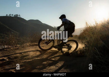 Reifer Mann reiten Mountainbike auf Trail in San Diego, Kalifornien Stockfoto