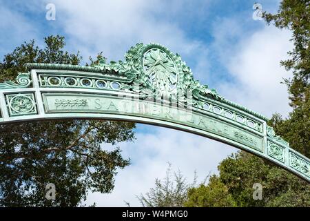 In der Nähe von Metall auf Sather Gate, die ikonische Eingangstor zum Campus der UC Berkeley in der Innenstadt von Berkeley, Kalifornien, 9. Oktober 2018. () Stockfoto