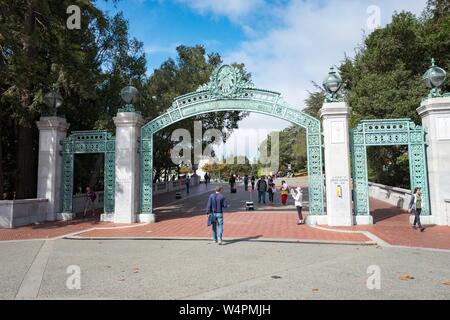 Student Spaziergang durch Sather Gate, die ikonische Eingangstor zum Campus der UC Berkeley in der Innenstadt von Berkeley, Kalifornien, 9. Oktober 2018. () Stockfoto