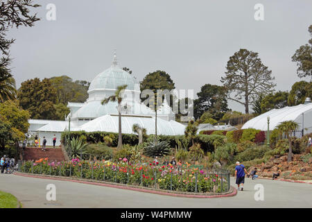 Das Konservatorium von Blumen im Golden Gate Park von San Francisco entfernt. Stockfoto