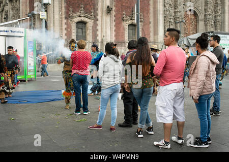 Lokale Leute warten Copal spirituelle "Säuberung" Ritual am Zocalo, Mexico City, CDMX, Mexiko zu erhalten. Jun 2019 Stockfoto