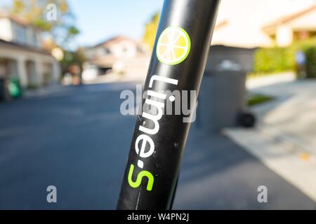 Nahaufnahme der vertikalen Balken auf einem Kalk dockless Elektroroller in San Ramon, Kalifornien auf eine asphaltierte Straße geparkt, mit Logo und Kalk-S Marke sichtbar, 18. Oktober 2018. () Stockfoto