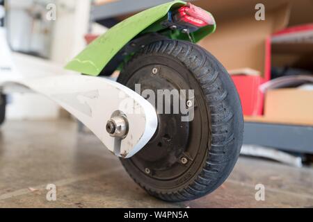 Low-Winkel, Nahaufnahme der pneumatischen Hinterreifen auf ein Kalk dockless Elektroroller in San Ramon, Kalifornien, 18. Oktober 2018. () Stockfoto