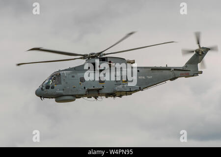 Die britische Royal Navy Agusta Westland Merlin HM2 Hubschrauber im Flying Display an yeovilton Air Tag, UK teilnehmenden Am 13. Juli 2019. Stockfoto