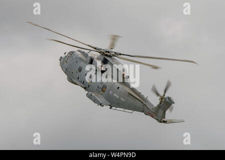 Die britische Royal Navy Agusta Westland Merlin HM2 Hubschrauber im Flying Display an yeovilton Air Tag, UK teilnehmenden Am 13. Juli 2019. Stockfoto