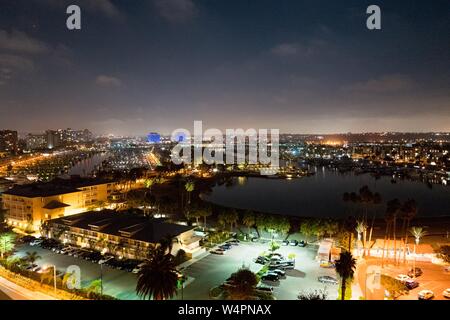 Luftaufnahme der Städtischen Skyline von Marina Del Rey in der Nacht, mit Booten, die Gebäude und die hellen Lichter der Stadt sichtbar, in der Innenstadt von Los Angeles, Kalifornien, 21. Oktober 2018. () Stockfoto