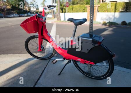 Die volle Länge der dockless Elektrofahrrad von Wirtschaft unternehmen Springen, eine Tochtergesellschaft von Uber Inc, auf einer Straße in der Nähe von Marina Del Rey, Los Angeles, Kalifornien, 21. Oktober 2018 abgestellt. () Stockfoto