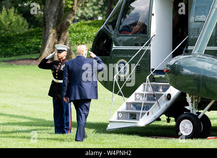 Washington, United States. 24. Juli, 2019. Präsident Donald Trump zu Fuß in Richtung Marine One, als er das Weiße Haus in Washington, DC. Credit: SOPA Images Limited/Alamy leben Nachrichten Stockfoto