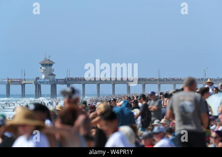 Masse auf dem Pier und am Strand am Breitling Airshow in Huntington Beach, Kalifornien am 30.09.2017 Stockfoto