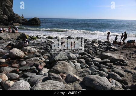 BIg Sur, Kalifornien, USA. 30. Juni, 2019. Der Kalkofen State Park ist einer der schönsten Parks in der Big Sur. 1994 gegründet, das 710 Hektar große Park ist die Heimat von redwoods, ein Strand, ein Wasserfall und vier 100 Fuß hohen Kalköfen in den späten 1800er verwendet. Es ist eingehüllt in einen schönen und üppigen Wald und fühlt sich oft wie Sie in eine Traumwelt gefegt wurden, wie sie die Wanderwege entlang den Waldboden. Im Bild: Touristische rumhängen am Strand Credit: Katrina Kochneva/ZUMA Draht/Alamy leben Nachrichten Stockfoto