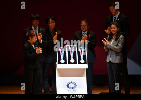 Tokio, Japan. 24. Juli, 2019. (L - R) Hiromi Miyake, Takuya Haneda, Junichi Kawanishi, Medaillen, Ryohei Miyata, Yuta Watanabe, Homare Sawa, 9. Februar 2019: Tokyo 2020 Olympische Spiele Organisationskomitee hält "ein Jahr" Feier in Tokyo International Forum in Tokio, Japan. Credit: MATSUO. K/LBA SPORT/Alamy leben Nachrichten Stockfoto