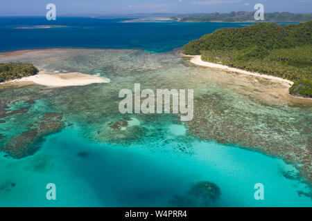 Luftaufnahmen mit einer Drohne von Kawhagan Kangbangyo Insel und Insel Siargao Island, Philippinen. Stockfoto
