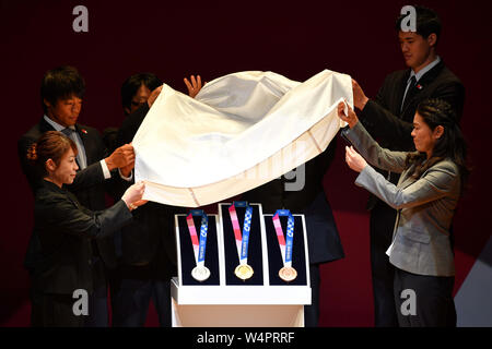 Tokio, Japan. 24. Juli, 2019. (L - R) Hiromi Miyake, Takuya Haneda, Junichi Kawanishi, Medaillen, Ryohei Miyata, Yuta Watanabe, Homare Sawa, 9. Februar 2019: Tokyo 2020 Olympische Spiele Organisationskomitee hält "ein Jahr" Feier in Tokyo International Forum in Tokio, Japan. Credit: MATSUO. K/LBA SPORT/Alamy leben Nachrichten Stockfoto