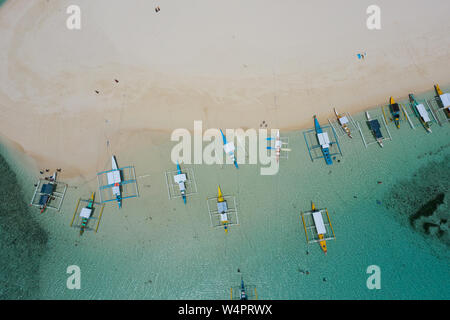 Luftaufnahme der Auslegerboote auf Daku Island, Siargao, Philippinen. Stockfoto
