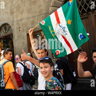 Junge Menschen aus der Gans contrada in der jährlichen Parade Palio in Siena, Italien teilnehmen Stockfoto