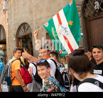 Junge Menschen aus der Gans contrada in der jährlichen Parade Palio in Siena, Italien teilnehmen Stockfoto