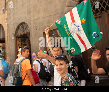 Junge Menschen aus der Gans contrada in der jährlichen Parade Palio in Siena, Italien teilnehmen Stockfoto