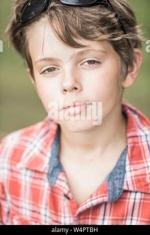 Junge, 10 Jahre, mit karierten Hemd sieht cool aus in die Kamera, Porträt, Deutschland Stockfoto