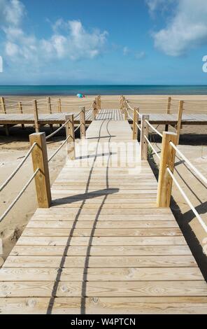 Hölzerne Stege am Strand von Riumar, Ebro Delta Nature Reserve, Provinz Tarragona, Katalonien, Spanien Stockfoto