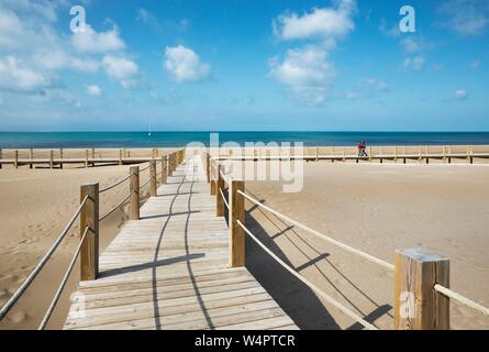 Hölzerne Stege am Strand von Riumar, Ebro Delta Nature Reserve, Provinz Tarragona, Katalonien, Spanien Stockfoto