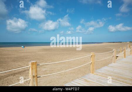 Hölzerne Stege am Strand von Riumar, Ebro Delta Nature Reserve, Provinz Tarragona, Katalonien, Spanien Stockfoto