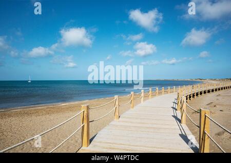 Hölzerne Stege am Strand von Riumar, Ebro Delta Nature Reserve, Provinz Tarragona, Katalonien, Spanien Stockfoto