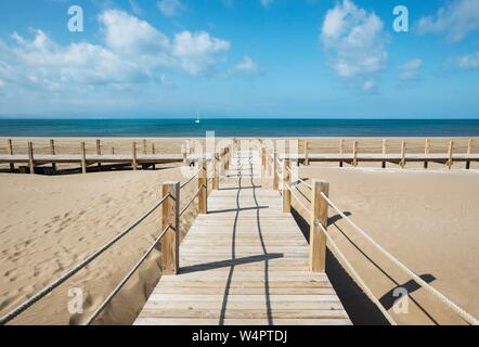 Hölzerne Stege am Strand von Riumar, Ebro Delta Nature Reserve, Provinz Tarragona, Katalonien, Spanien Stockfoto