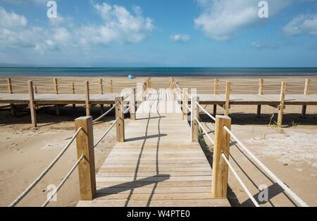 Hölzerne Stege am Strand von Riumar, Ebro Delta Nature Reserve, Provinz Tarragona, Katalonien, Spanien Stockfoto