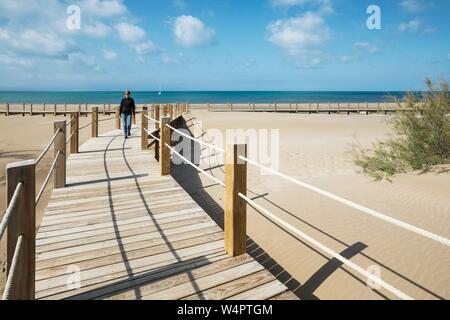 Hölzerne Stege am Strand von Riumar, Ebro Delta Nature Reserve, Provinz Tarragona, Katalonien, Spanien Stockfoto