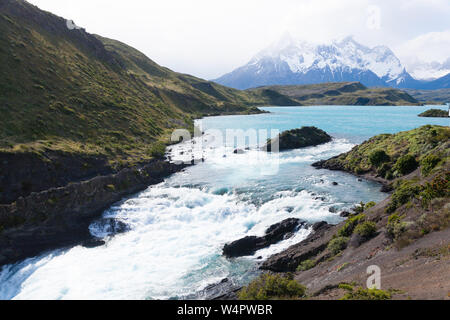 Salto Chico Wasserfall zu sehen, Torres del Paine Nationalpark, Chile. Chilenischen Patagonien Landschaft Stockfoto
