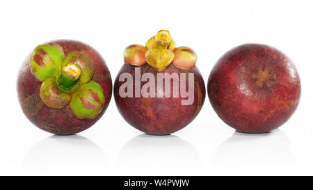 Gruppe der Mangostanfrucht auf weißem Hintergrund Stockfoto