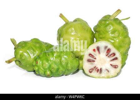 Oder Morinda Noni Früchte isoliert auf weißem Stockfoto