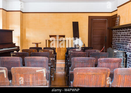 Eine leere Zeugnis Stuhl in einem klassischen Amerikanischen Gerichtssaal. Stockfoto