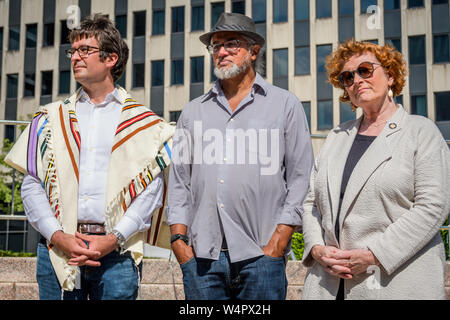 New York, Vereinigte Staaten. 24. Juli, 2019. National Immigrant rights Leader und Aktivist Ravi Ragbir durch die Gemeinschaft, die er am 24. Juli 2019 am Foley Square, an seinem obligatorischen Eis prüfen Integrierte trotz eines Aufenthaltes Der zweite Kreis gewährt, die vorübergehend seine Abschiebung verhindert versammelt begleitet anerkannt. Credit: Erik McGregor/Pacific Press/Alamy leben Nachrichten Stockfoto