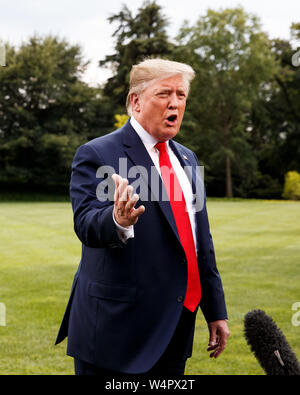 Washington DC, USA. 24. Juli, 2019. Us-Präsident Donald Trump spricht mit Reportern vor dem Verlassen des Weißen Hauses in Washington, DC, 24. Juli 2019. Trump am Mittwoch ein Veto gegen die Beschlüsse des Kongresses, dass die Bemühungen der Trumpf administration Waffen zu Saudi-Arabien und die Vereinigten Arabischen Emirate zu verkaufen zu blockieren wollen. (Foto von Ting Shen/Xinhua) Quelle: Xinhua/Alamy leben Nachrichten Stockfoto