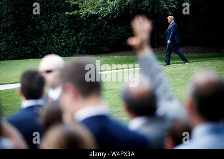 Washington DC, USA. 24. Juli, 2019. Us-Präsident Donald Trump verlässt das Weiße Haus in Washington, DC, 24. Juli 2019. Trump am Mittwoch ein Veto gegen die Beschlüsse des Kongresses, dass die Bemühungen der Trumpf administration Waffen zu Saudi-Arabien und die Vereinigten Arabischen Emirate zu verkaufen zu blockieren wollen. (Foto von Ting Shen/Xinhua) Quelle: Xinhua/Alamy leben Nachrichten Stockfoto