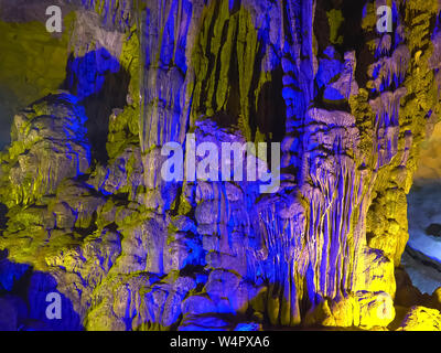 Schuß von Stalaktiten in Sung Sot Höhle in Halong Bay Stockfoto