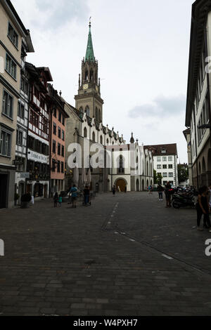 Auf der Suche nach der Wirtschaft zur Alten Post Pub in Richtung St. Laurenzen Kirche in St. Gallen, Schweiz. Stockfoto