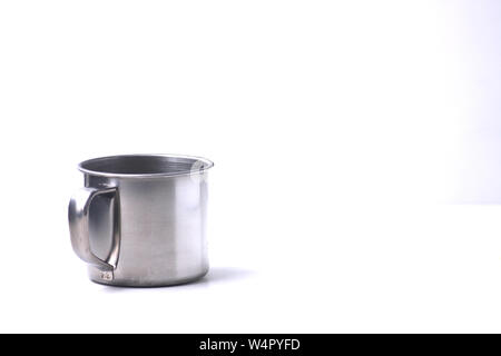 Metall Becher auf weißem Hintergrund. Bild enthält Platz kopieren Stockfoto
