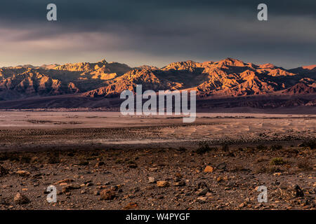 Sonnenuntergang Ausleuchten der Beerdigung Berge in Death Valley mit Mesquite flachen Sand Dünen im Vordergrund. Stockfoto