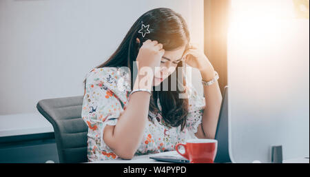 Asiatische Geschäftsfrau ernst mit der Arbeit und mit Notebook für Business Partner Dokumente diskutieren und Ideen in der Sitzung Stockfoto