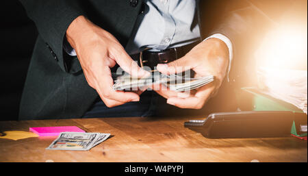Unternehmer zählen Geld und Finanzen für Projekte und nutzen Taschenrechner für Analyse Projekt Dokumente und Grafik die Grafik, die in den B Stockfoto