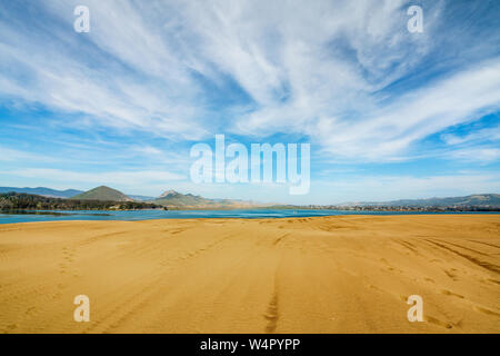 Morro Bay State Park, Kalifornien. Sanddünen, berühmten Morro Rock, und Morro Bay Harbor Stockfoto