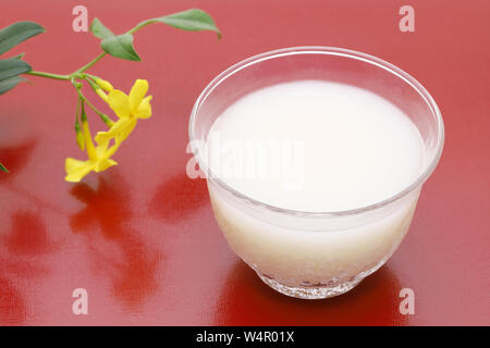 Trinken der Japanische traditionelle süße Alkohol aus reinem Willen gemacht Stockfoto