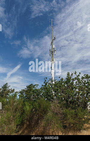 Telekommunikationstürme auf der Spitze des Berges am Mount Douglas Park Victoria british columbia. Stockfoto